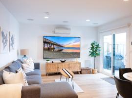 Lux Surf Casita Steps to Beach & Pier with AC & Cozy Fire Pit, caba&ntilde;a o casa de campo en Newport Beach