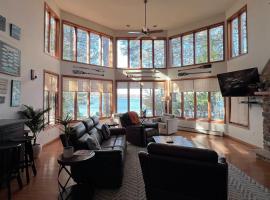 3 BR Lakefront House with Private Beach and Dock，Towamensing Trails的飯店