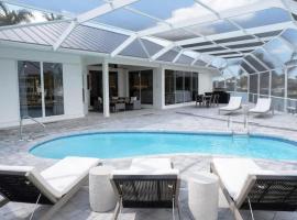 Marco Island Waterfront Escape with Pool, ξενοδοχείο σε Marco Island