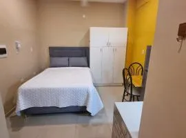 Habitación doble Baño privado frente al Hospital Militar solo efectivo guaranies