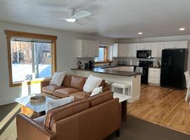 Spacious Modern Home with Game Room, Hotel in Driggs