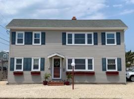 Wi-Fi, Deck, Outside Shower, Cable, Beach Badges, Private Yard,ocean, ξενοδοχείο σε Brighton Beach