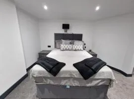 Stylish 3 bed 3 ensuites house with parking & garden