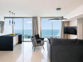 Lovely 3 Bedroom Mini Penthouse on 30th Floor