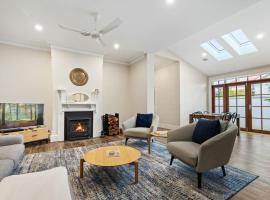 Heritage Home on March - Amazing Location, khách sạn ở Orange