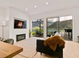 Stunning & modern home with fantastic lake views