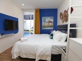 Casa Indigo - KBP with swimming pool, large kitchen and dining area, near Whoosh Station, chalupa v destinaci Padalarang