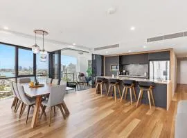 Stunning 180 degree Views at Avalon Apartment