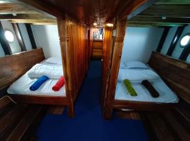 2 days 1 night sharing trip komodo, barco en Labuan Bajo