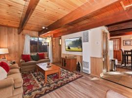 88 Acres Cottage in Big Bear w HotTub & Fireplace, hotel a Big Bear City