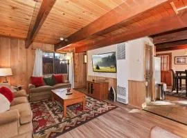 88 Acres Cottage in Big Bear w HotTub & Fireplace