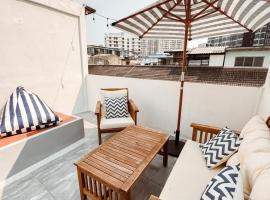 Spacious Relaxing Townhouse with Rooftop in Ekamai, rumah kotej di Bangkok