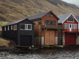 Neystastova - Boathouse Stay with Fjord Views, hotel v destinaci Hvalvík
