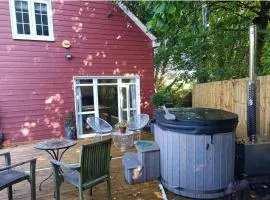 Romantic Chalet- Hot Tub- Games Room-Stream-Views