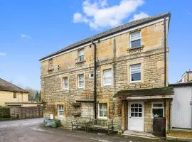 Charming 4-Bed Countryside Retreat with Parking
