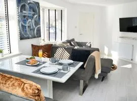 Modern, Spacious Home Near City Centre, Workspace & WiFi,