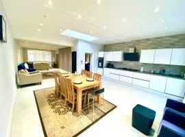 Luxury Five bedroom House in London with Private Parking