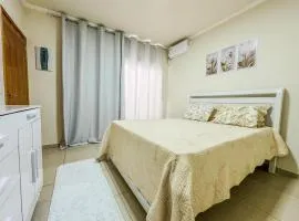 Flat em charmoso residencial + ar cond. e vaga