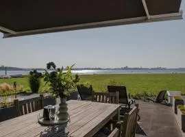 Moderne woning direct aan het Veerse Meer, dichtbij Zeeuwse kust VP054