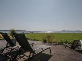 Moderne woning direct aan het Veerse Meer, dichtbij Zeeuwse kust VP054