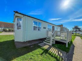 6 Berth Caravan With Decking At Naze Marine Holiday Park Ref 17071P, hotel in Walton-on-the-Naze