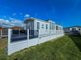 Beautiful 6 Berth Caravan With Decking At Dovercourt Park, Essex Ref 44009G