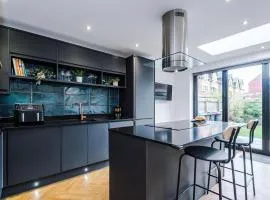 4 Bed House-2 Parking spaces-Vibrant location