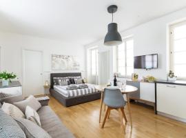 COSY and CHIC to the LAKE, hotel in Como