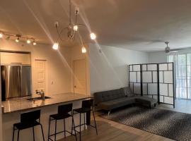 Downtown WPB Condo at Cityplace, hotel in West Palm Beach