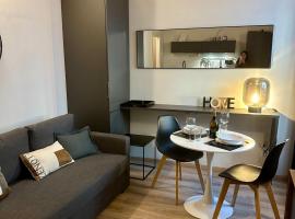 Viesnīca In CITY CENTER with PATIO Komo