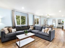 Large 5BR Family Haven w Sports court Game Room Backyard, отель в городе Ла-Меса