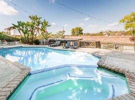 5BR Oasis with Pool, Arcade, Sauna, hotel v destinaci La Mesa