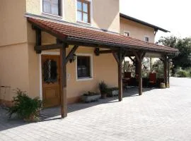 Appartementhaus Mit Balkon Und Gemeinschaftsgarten