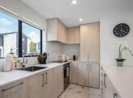 Sunny 2 BR Oasis in Trentham