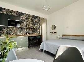 코모에 위치한 호텔 Studio Dolce Vita Garden, Private parking and Self check in