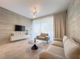 Malberry Park 101 - Modern 2bedroom Apt with Shared Heated Pool, Sauna, Gym, Jacuzzi, khách sạn 4 sao ở Paphos City