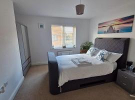 The Lancers - Modern Double Room with En-Suite, Parking & Fast WiFi - Close to Eurotunnel, hotel con estacionamiento en Kent