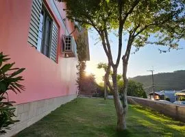 Casa Confortável com Fogão a Lenha e Churrasqueira