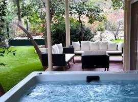 4BD Apartment with Outdoor Jacuzzi Garden