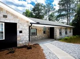 Modern 4BR Home Great Location Spacious