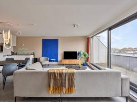 Ruim 2 slaapkamer appartement met parking nabij NAVO, hotel v destinaci Machelen
