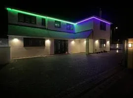 Stylish 6-7 Bedroom with parking and Jacuzzi