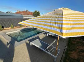 California 'Luxe Boho' with Pool, hotel din Echuca