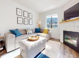 Beautiful 1BR in Village Centre, acomoda&ccedil;&atilde;o em Whistler
