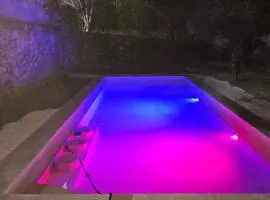Villa con piscina para 6 personas en camas y 2 Hamacas Ado 69
