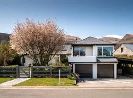 Arrowtown Family Home with spa