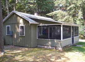 Lakefront! Twin Birch Resort - The Green Laker, Hotel in Honor