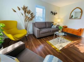 Wellington PEC Cottage Steps to Downtown and Beach, hotel em Wellington