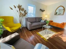 Wellington PEC Cottage Steps to Downtown and Beach