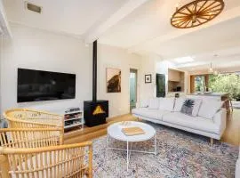 Arlo Beach House - Beachside, Pet Friendly, Fireplace